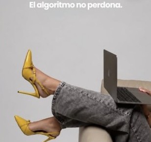 Zapatos amarillos y laptop: el algoritmo no perdona