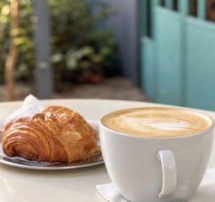 Medialuna y café con leche