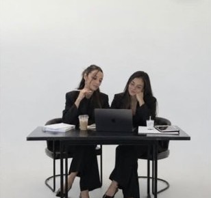 Las fundadoras trabajando en el escritorio del estudio